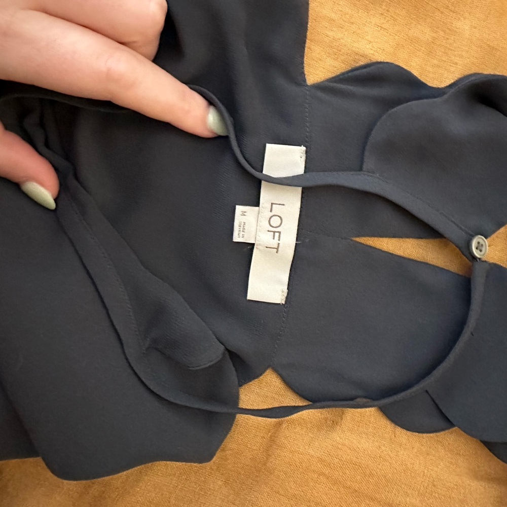 Loft Size M Blue / grey / slate colored top with scallop led detail - Picture 5 of 8